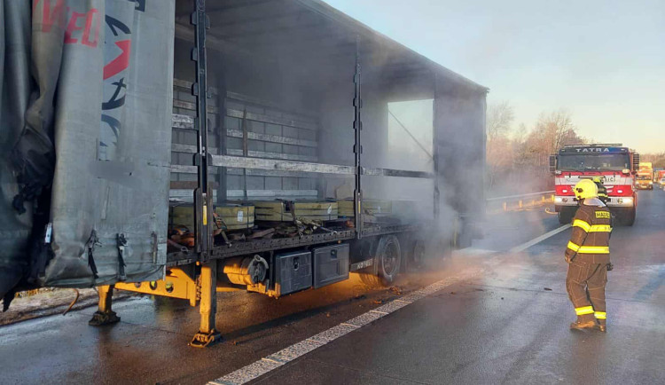 Dálnice na Brno byla ráno uzavřená, nyní se jezdí levým pruhem. Hořel tam návěs. Foto: Se svolením Policie ČR