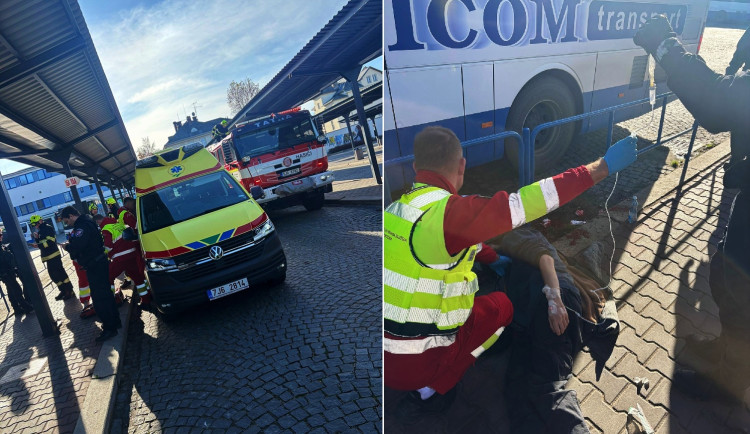 Muž na nádraží se zhroutil a začal silně krvácet. Strážníci mu poskytli první pomoc. Foto: Se svolením Městské policie Jihlava