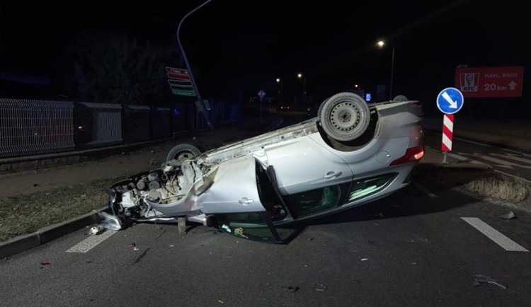 Řidič v noci otočil auto na střechu. Skončil v nemocnici a navíc dostal pokutu. Foto: Se svolením Policie ČR