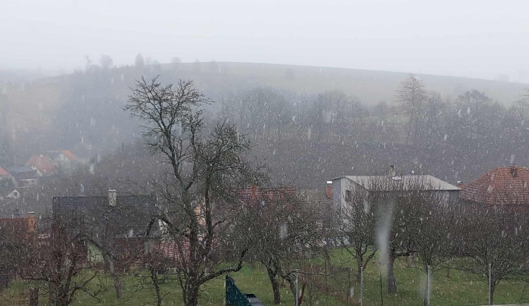 První sníh letošní zimy. Jihlavsko zažilo dnes dopoledne sněhovou vánici
