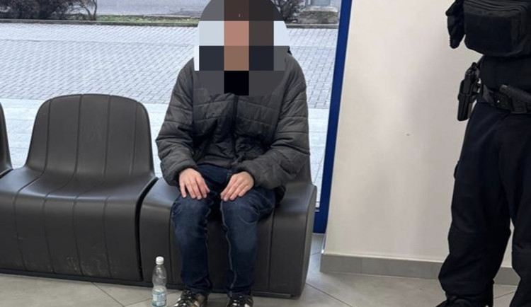 Jihlavští strážníci opět pomáhali na nádraží. O mladíka měla obavy jeho matka. Foto: Se svolením MP Jihlava