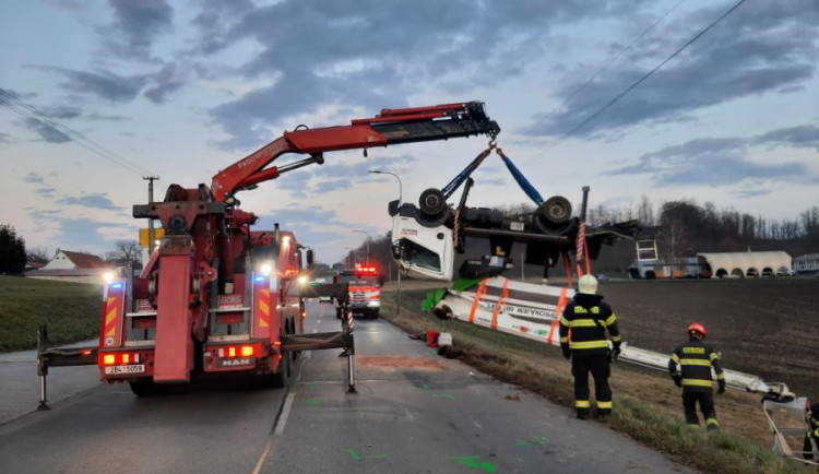 Řidič na Hodonínsku smetl plošinu s pracovníky, kteří chystali vánoční výzdobu