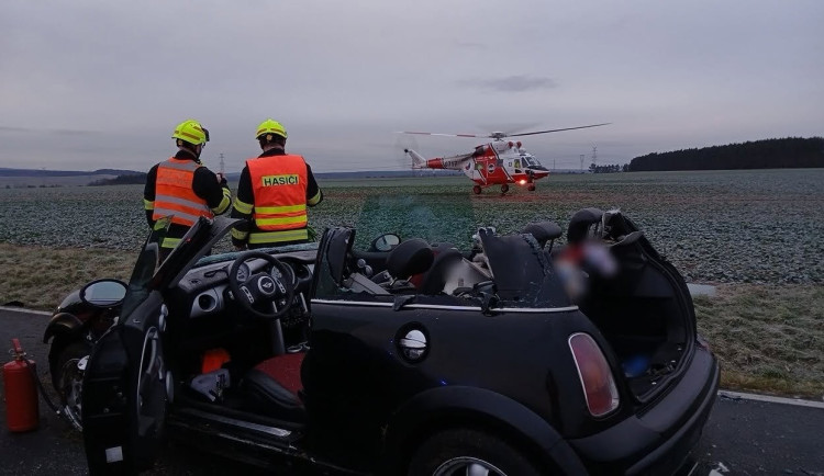 Vážná nehoda osobáku, hasiči museli při vyprošťování řidičky odříznout střechu auta