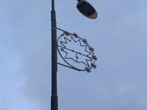 FOTO: Novinka v centru Jihlavy. Na lampách jsou první z padesátky ježků