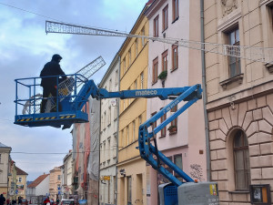 FOTO: Novinka v centru Jihlavy. Na lampách jsou první z padesátky ježků