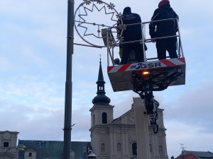 FOTO: Novinka v centru Jihlavy. Na lampách jsou první z padesátky ježků