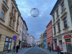 FOTO: Novinka v centru Jihlavy. Na lampách jsou první z padesátky ježků