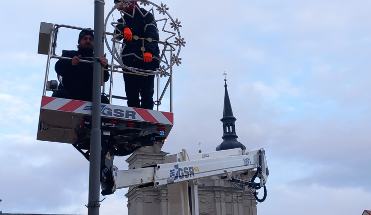 FOTO: Novinka v centru Jihlavy. Na lampách jsou první z padesátky ježků
