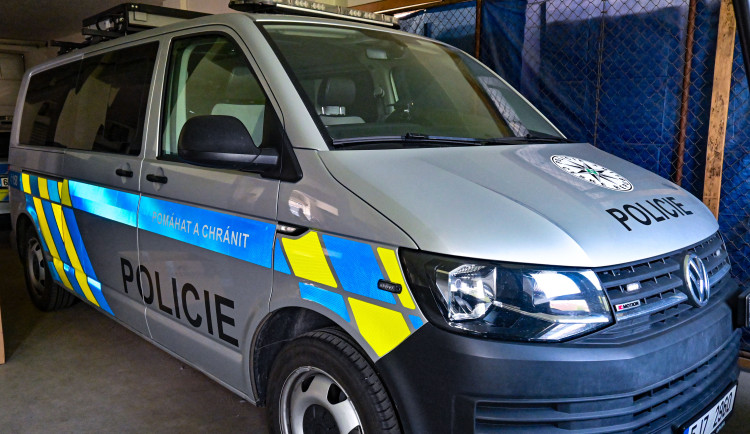 Senior měl zřejmě zamlžené čelní sklo. Při nehodě se zranil řidič druhého auta