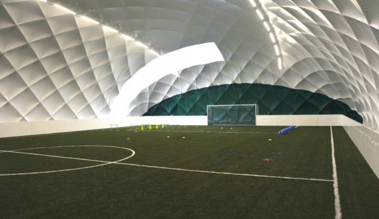 Možnost sportování v zimě. V Bohnicích vyrostla nová nafukovací hala pro školáky