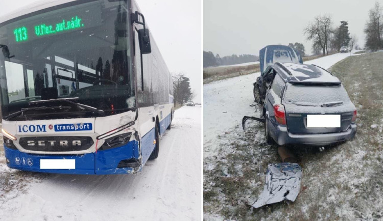 Silnici pod sněhem u Hladova blokují kamiony, na Žďársku se srazilo auto s autobusem