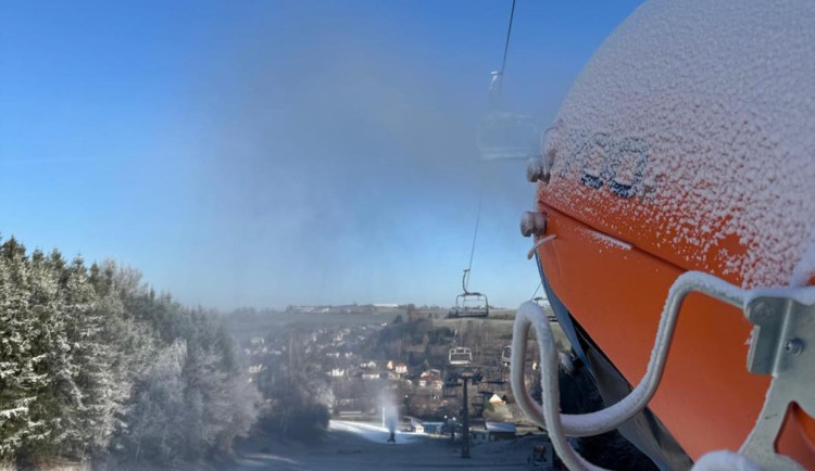 Skiareály na Vysočině už vyrábí sníh, vlekaři se však obávají oblevy. Foto: Se svolením Ski areálu Luka nad Jihlavou