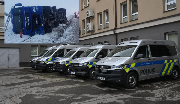Sníh komplikuje dopravu na Vysočině, s dojezdem k nehodám mají problémy i policisté. Foto: Marie Buláková + se svolením Policie ČR