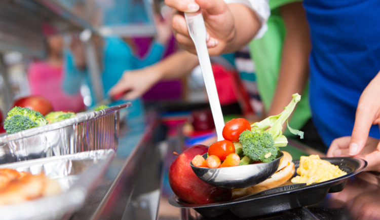 Méně soli i cukru, více zeleniny. Školní stravování v Jihlavě se výrazně mění