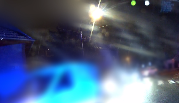 Cyklistu v Brně vytočilo zatroubení. Vlezl řidiči do cesty, pak mu urval zrcátko