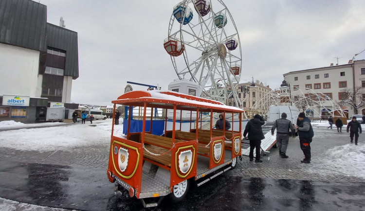 Přípravy na zahájení adventu v Jihlavě jdou do finále. Podívejte se na náměstí