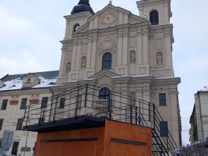 Přípravy na zahájení adventu v Jihlavě jdou do finále. Podívejte se na náměstí