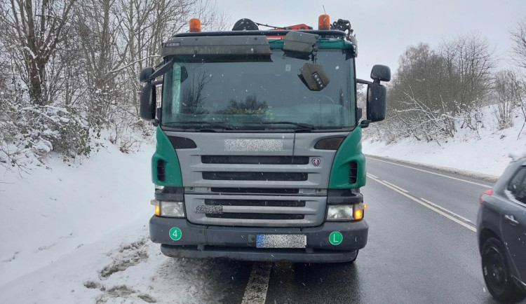 Z náklaďáku odletěl kus ledu a zasáhl kabinu protijedoucího vozu. Řidič ujel