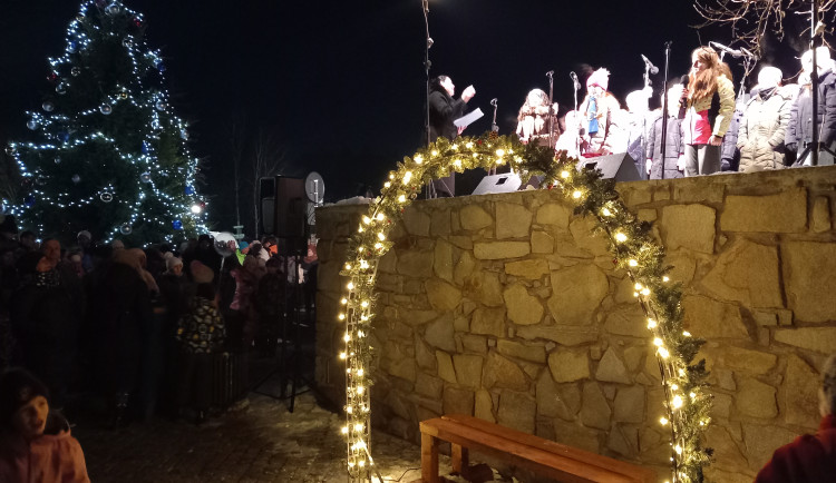 FOTO: Vánoční strom v Lukách už září, má symbolizovat pospolitost v městysi