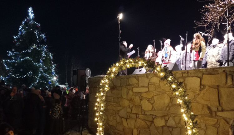 FOTO: Vánoční strom v Lukách už září, má symbolizovat pospolitost v městysi