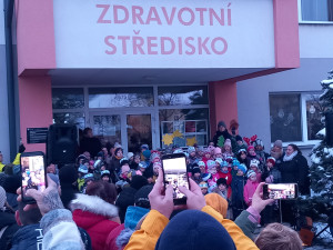 FOTO: Vánoční strom v Lukách už září, má symbolizovat pospolitost v městysi