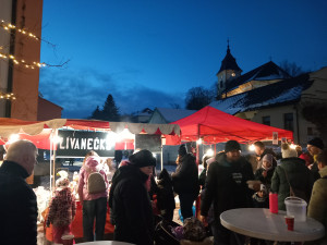 FOTO: Vánoční strom v Lukách už září, má symbolizovat pospolitost v městysi