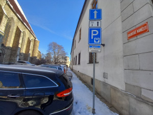 Parkování v Jihlavě XXII: Jakubské náměstí je dle radnice s modrými zónami uklizené