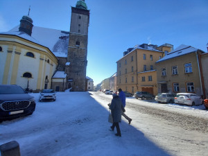 Parkování v Jihlavě XXII: Jakubské náměstí je dle radnice s modrými zónami uklizené