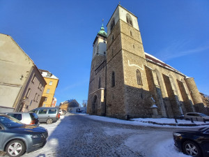 Parkování v Jihlavě XXII: Jakubské náměstí je dle radnice s modrými zónami uklizené