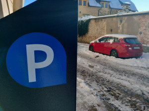 Parkování v Jihlavě XXII: Jakubské náměstí je dle radnice s modrými zónami uklizené