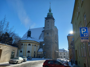 Parkování v Jihlavě XXII: Jakubské náměstí je dle radnice s modrými zónami uklizené