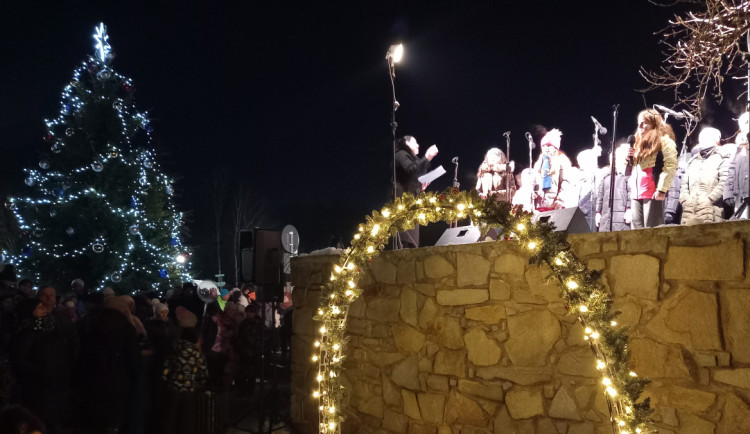 FOTO: Vánoční strom v Lukách už září, má symbolizovat pospolitost v městysi