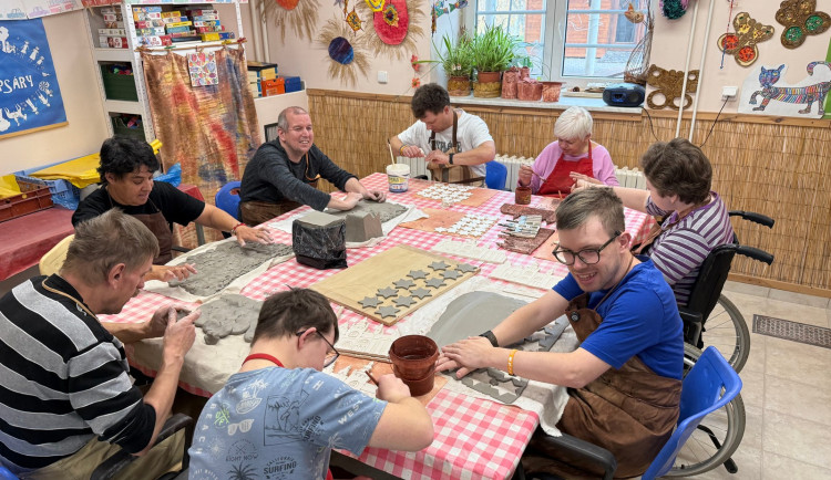 Pražský hrad zapojil chráněné dílny. Pomáhají s úklidem i vánoční výzdobou