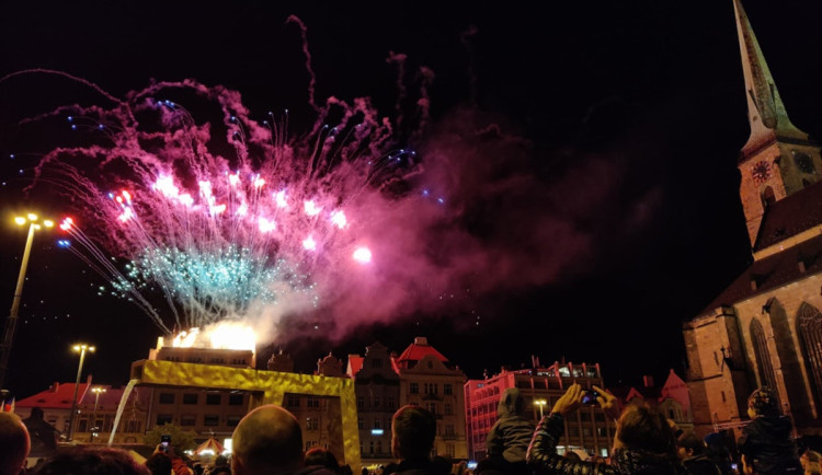 Letošní Silvestr bude jiný, mapa se zákazy pyrotechniky zabarvila Plzeňsko do ruda