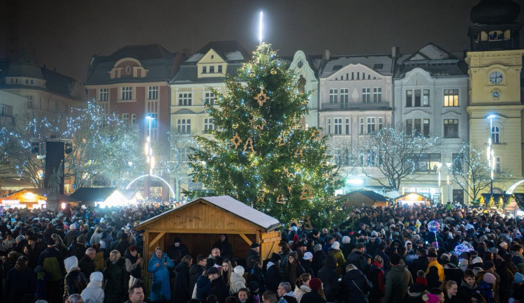 I v Ostravě zahájili advent. Na náměstí se roztočilo kolo, otevřelo se kluziště