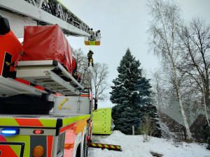 Muž se kolem půlnoci svlékl a vylezl na strom v centru Jihlavy. Pomoci se bránil. Foto: Se svolením ZZS Kraje Vysočina