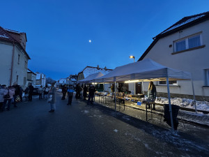 VIDEO: Také v Dolní Cerekvi zahájili advent. Stromek u kostela rozsvítil anděl