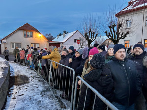 VIDEO: Také v Dolní Cerekvi zahájili advent. Stromek u kostela rozsvítil anděl