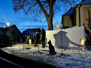 VIDEO: Také v Dolní Cerekvi zahájili advent. Stromek u kostela rozsvítil anděl