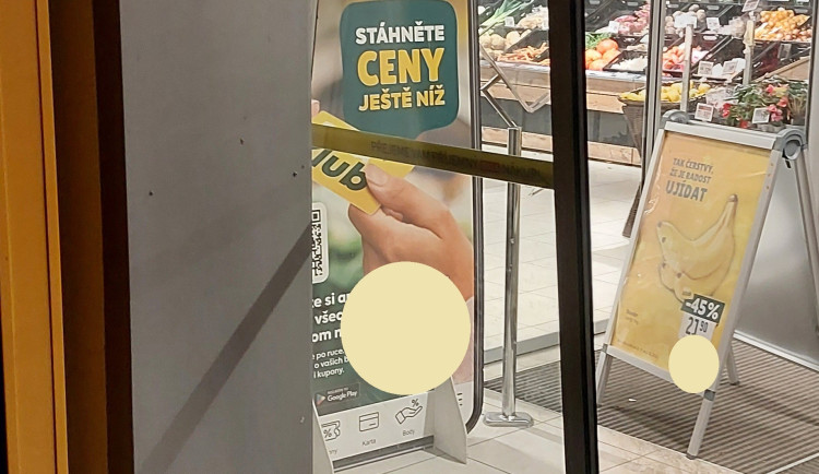 Muž se v noci vloupal do prodejny. Rozhodil nákupní košíky a usnul na bedně piva. Foto: Se svolením Policie ČR