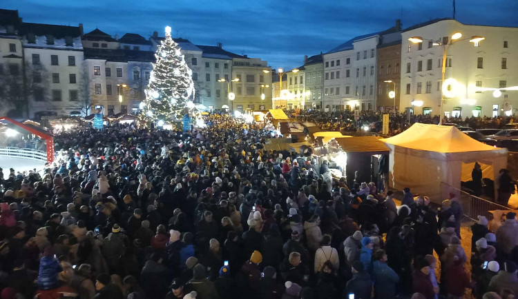 FOTO: Vánoční strom v Jihlavě už svítí, září i ulice a trolejbus jezdící městem