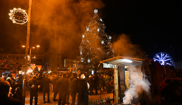 VIDEO: Vánoční strom v Jihlavě už svítí, farář létal nad náměstím a žehnal lidem. Foto: Daniela Drozdová