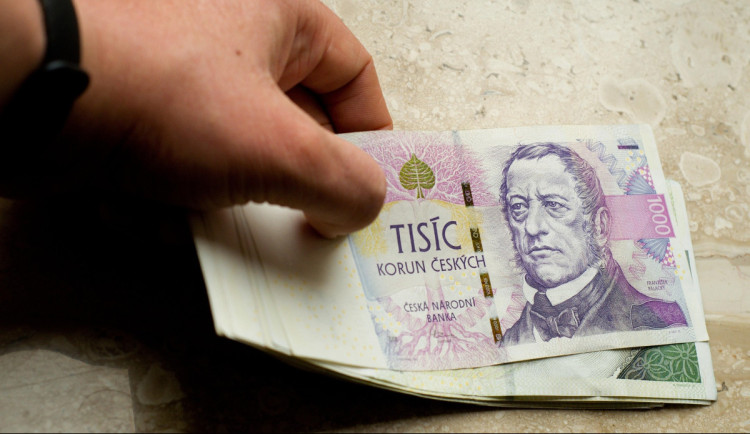 Muž v Turnově zapomněl v bankomatu vybraných 20 tisíc. Někdo si je poté odnesl