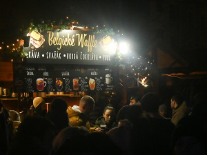 FOTO: Ceny v adventní vesničce v Jihlavě: Trdelník za osmdesát, svařák i pod padesát