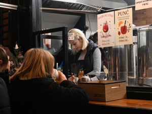 FOTO: Ceny v adventní vesničce v Jihlavě: Trdelník za osmdesát, svařák i pod padesát