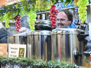 FOTO: Ceny v adventní vesničce v Jihlavě: Trdelník za osmdesát, svařák i pod padesát