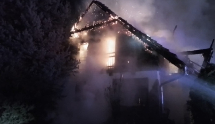 Na Třebíčsku hořela o půlnoci na dnešek chata, škoda je předběžně šest milionů. Foto: Se svolením HZS Kraje Vysočina