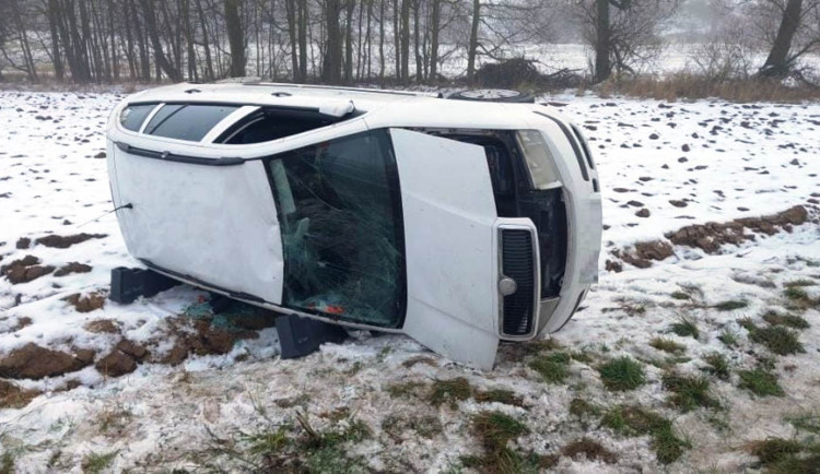 Smolný začátek týdne. Řidič u Staré Říše boural, skončil v jihlavské nemocnici 