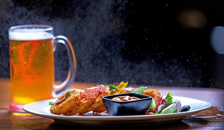 Češi se postupně odvrací od alkoholu, ale masa jíme více