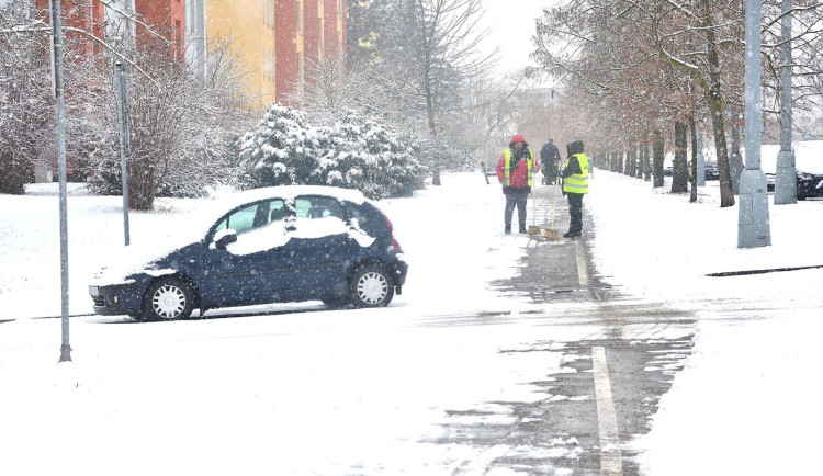 Po kritice za neuklizené chodníky najíždí obvod na efektivnější systém údržby